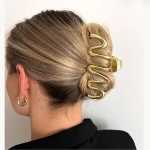 Sephora Wavy Gold Hair Claw Clip